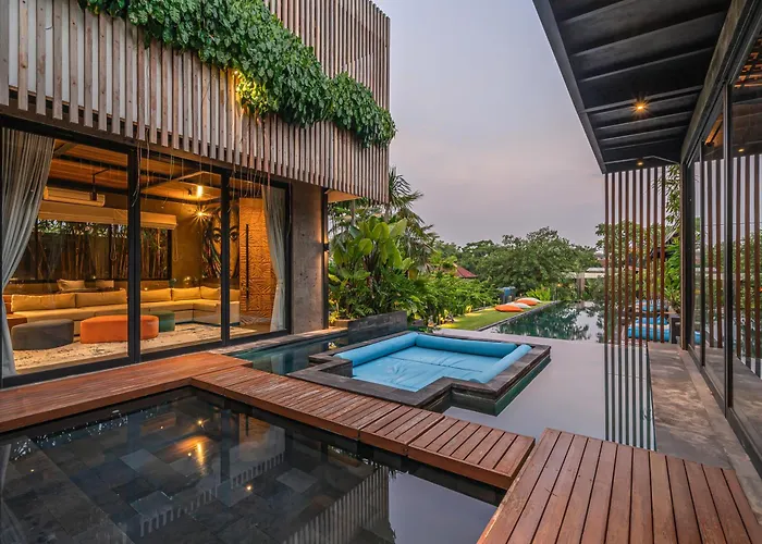 Villa Yeh Gangga - Huge 8br, 21max, 3pools, Sauna, Gym, Bbq, Rooftop!